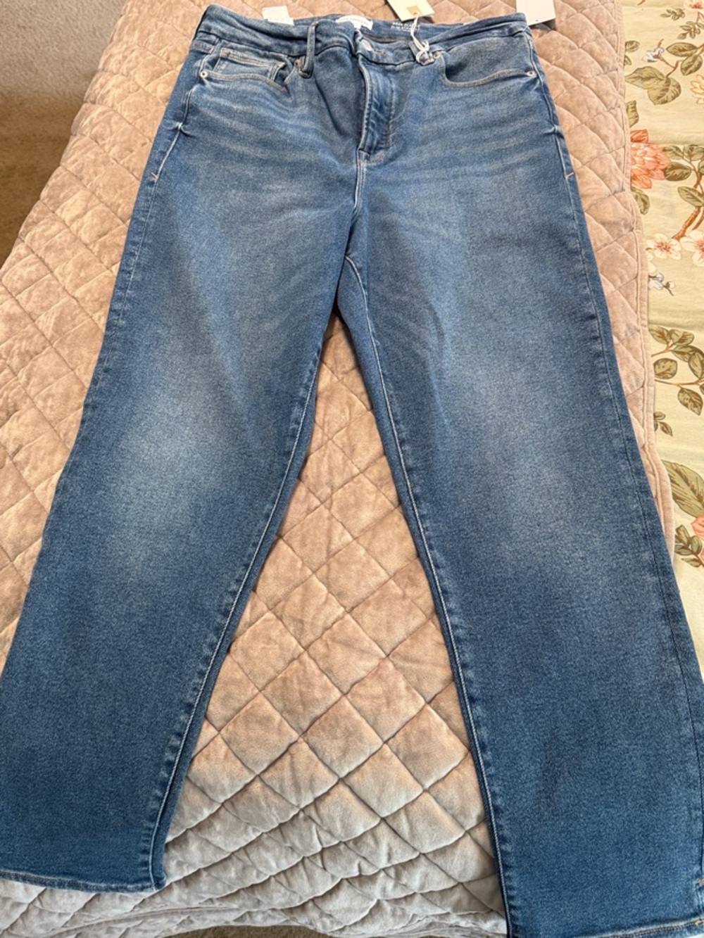Good American Straight Leg Jeans in Medium Blue Denim